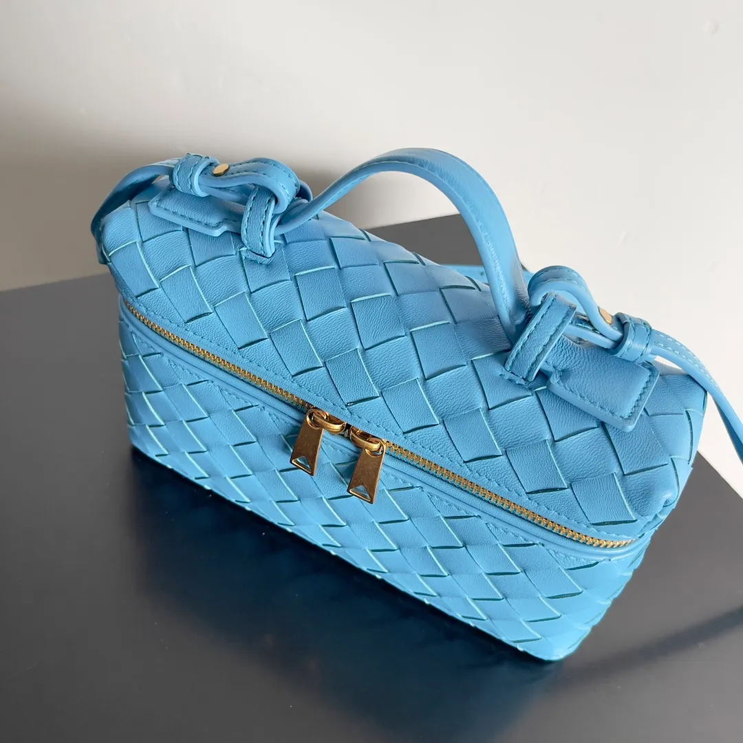 Batch 1360 Bottega Veneta 24 spring and summer woven zipper crossbody bag. A crossbody bag that can be used as a cosmetic bag. The exquisite weaving and compact body are an indispensable accessory for the upcoming summer. The double zipper also better protects the bag. It has a large capacity. If you like it, don’t miss it. Style number: 789109 Size: 22*12.5*5cm
